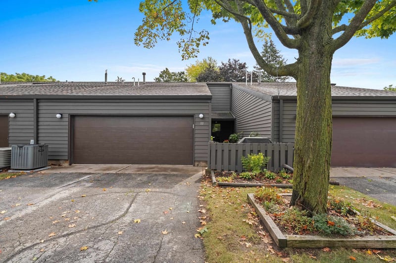 33 Webster Heights Dr, Green Bay, WI 54301-2327