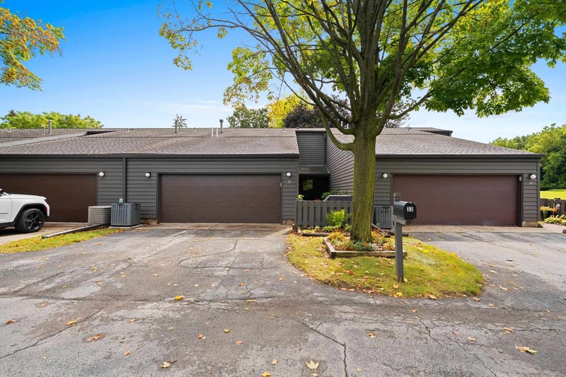 33 Webster Heights Dr, Green Bay, WI 54301-2327