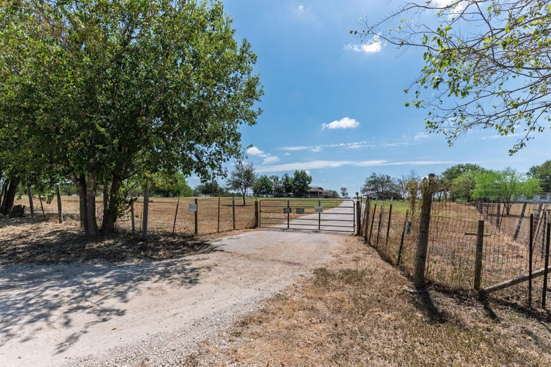 1781 Long RD, Lockhart, TX 78644