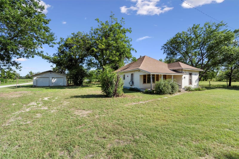 1104 Umlang ST, Thorndale, TX 76577
