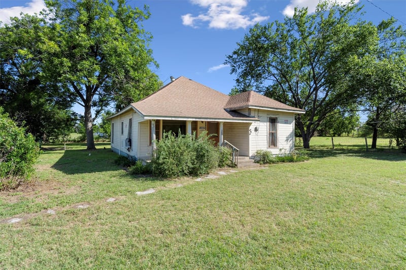 1104 Umlang ST, Thorndale, TX 76577