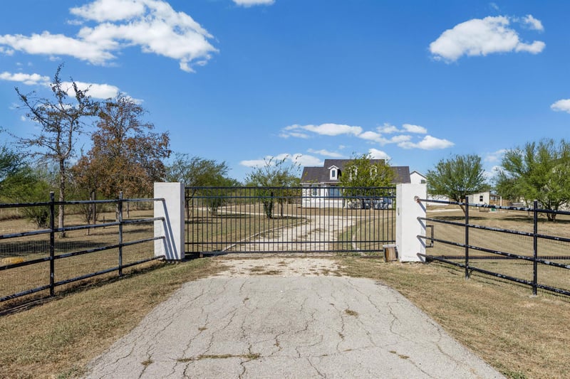 1178 Black Ankle RD, Lockhart, TX 78644