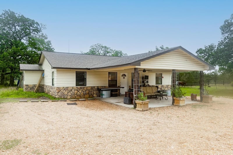 326 Zapalac RD, Smithville, TX 78957