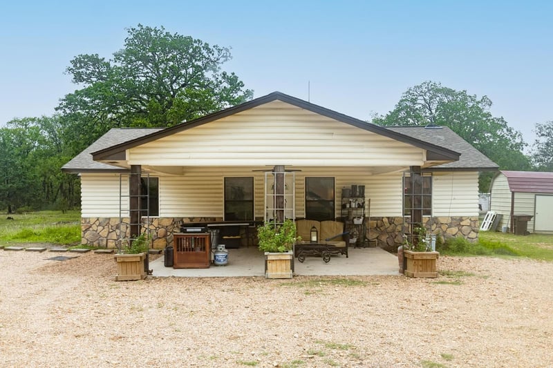 326 Zapalac RD, Smithville, TX 78957