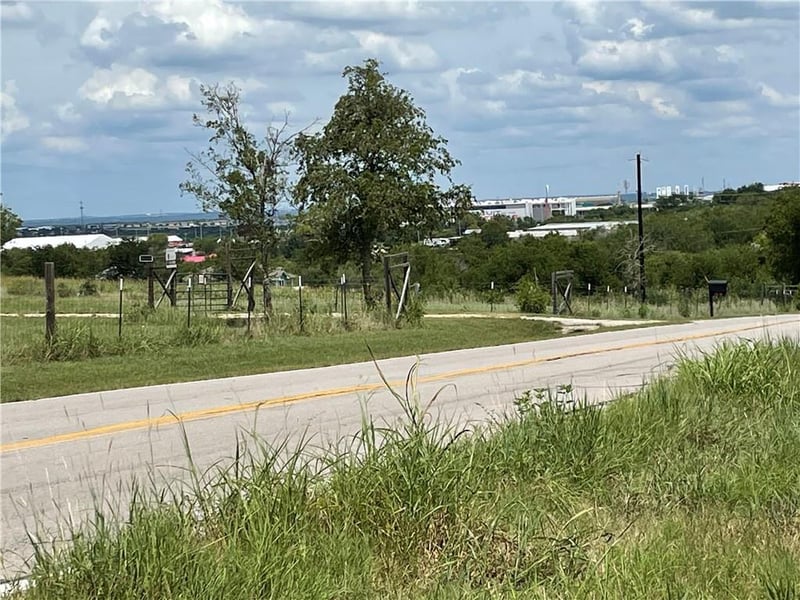 9025 Burklund Farms RD, Del Valle, TX 78617