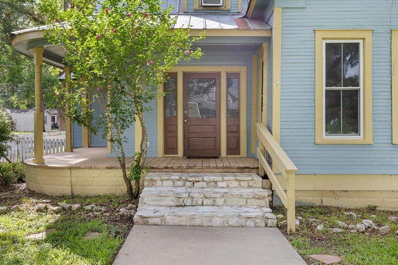 710 Gresham ST, Smithville, TX 78957