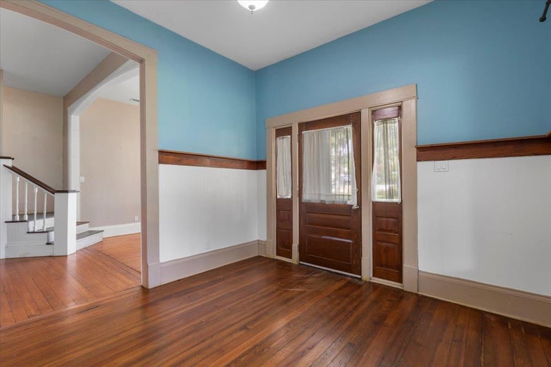 710 Gresham ST, Smithville, TX 78957