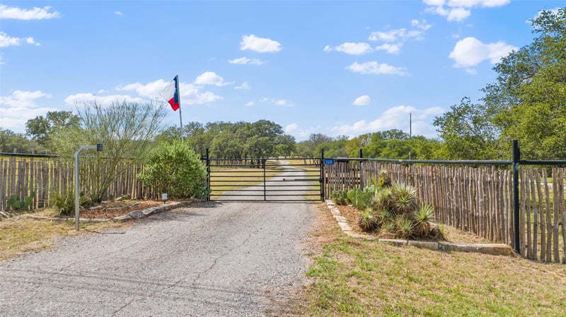 2631 Us Hwy 281, Johnson City, TX 78636