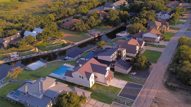 241 Lazy Oaks LN, Kingsland, TX 78639