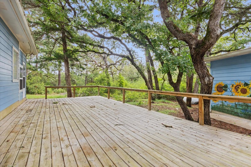 222 Pony Express DR, Smithville, TX 78957