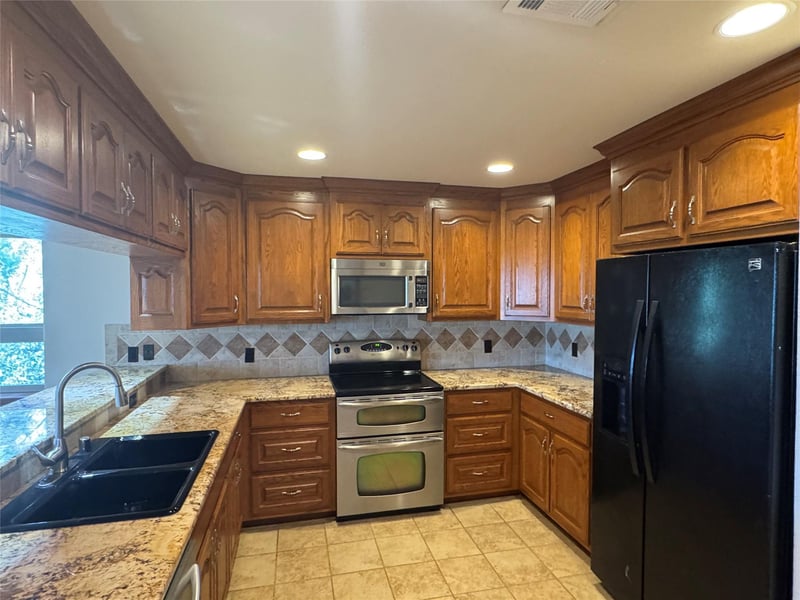 20700 Lakeshore DR, Spicewood, TX 78669