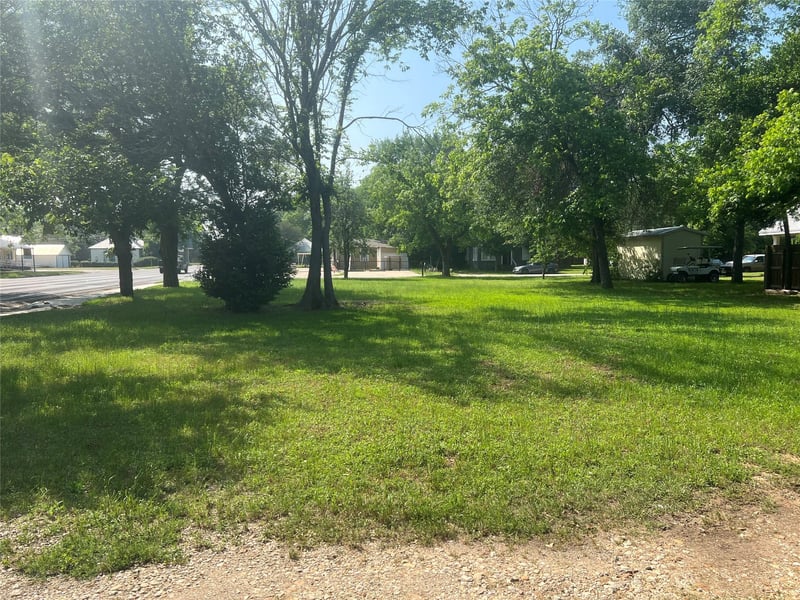 300 Turney ST, Smithville, TX 78957