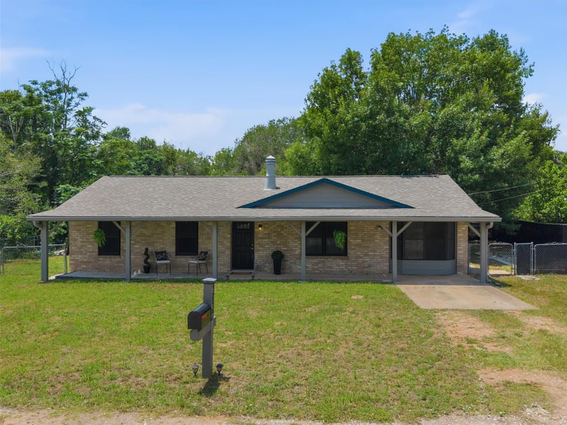 1037 Wilkes CIR, Smithville, TX 78957