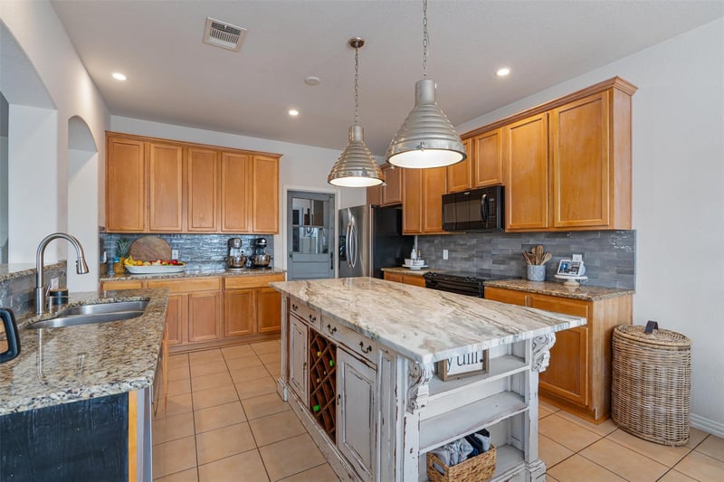 201 Prospector LN, Liberty Hill, TX 78642
