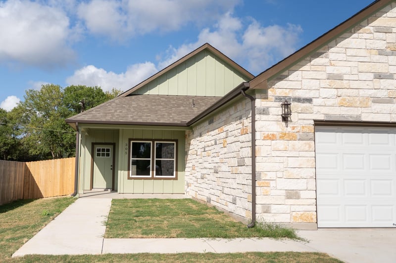 305 String Prairie Way, Smithville, TX 78957