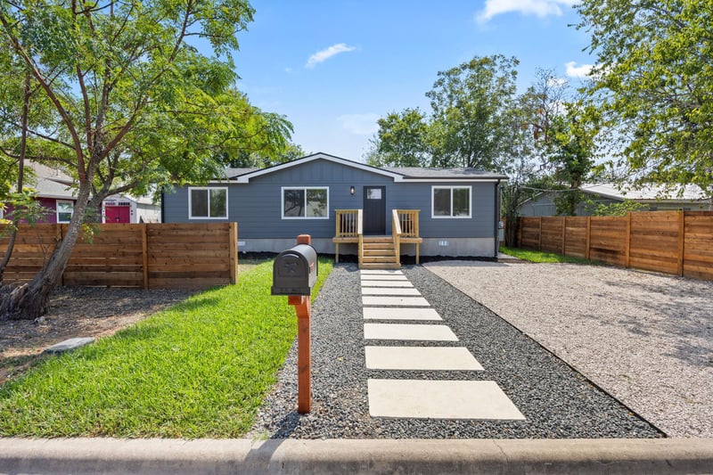 404 Pecan ST, Taylor, TX 76574