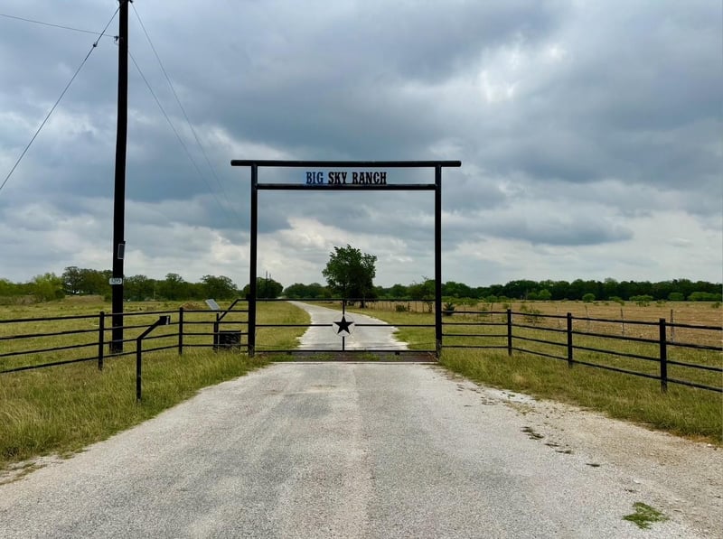 3 Big Sky Ranch RD, Smithville, TX 78957