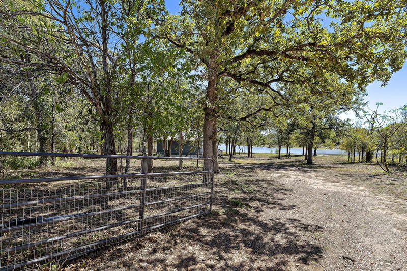 131 Moccasin Bend DR, Smithville, TX 78957
