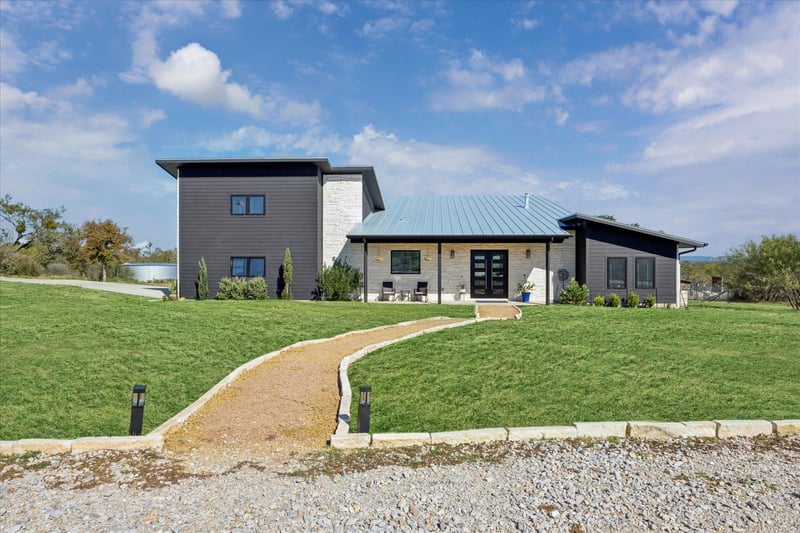 108 Schoolhouse LN, Spicewood, TX 78669