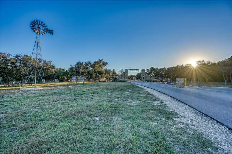 137 Falling Oak DR, Blanco, TX 78606