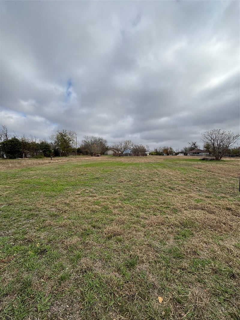 1302 Frink ST, Taylor, TX 76574