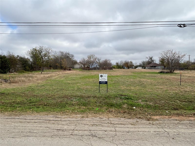 1302 Frink ST, Taylor, TX 76574