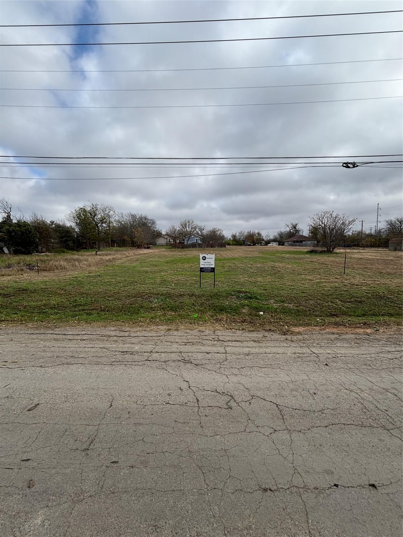 1302 Frink ST, Taylor, TX 76574