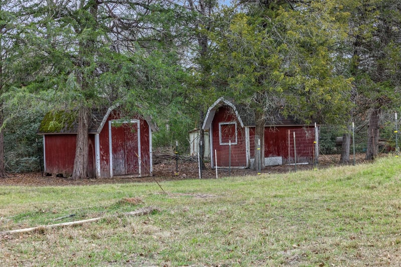 150 Turner LN, Paige, TX 78659