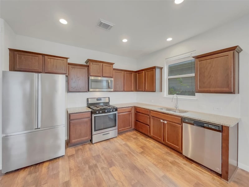 717 Twisted Oaks LN, Buda, TX 78610