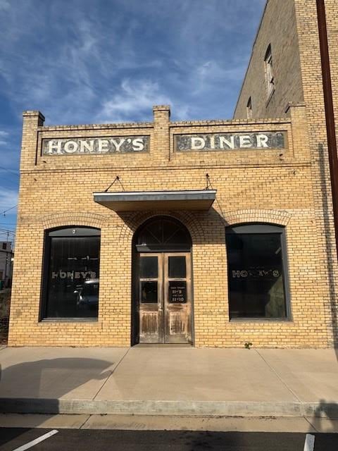 109 Ne 2nd ST, Smithville, TX 78957