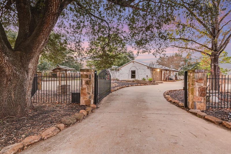 1005 Colorado ST, Smithville, TX 78957