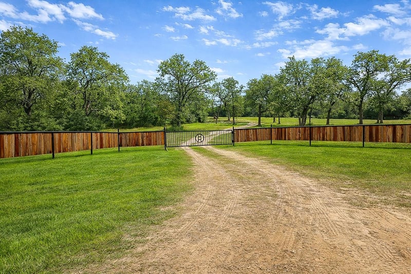 7031 Red Rock RD, Franklin, TX 77856