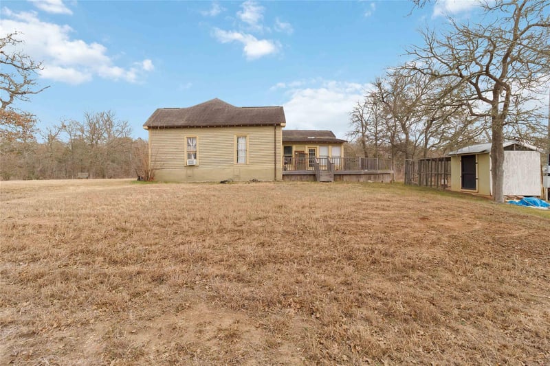 323 Cedar LN, Cedar Creek, TX 78612