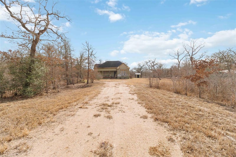 323 Cedar LN, Cedar Creek, TX 78612