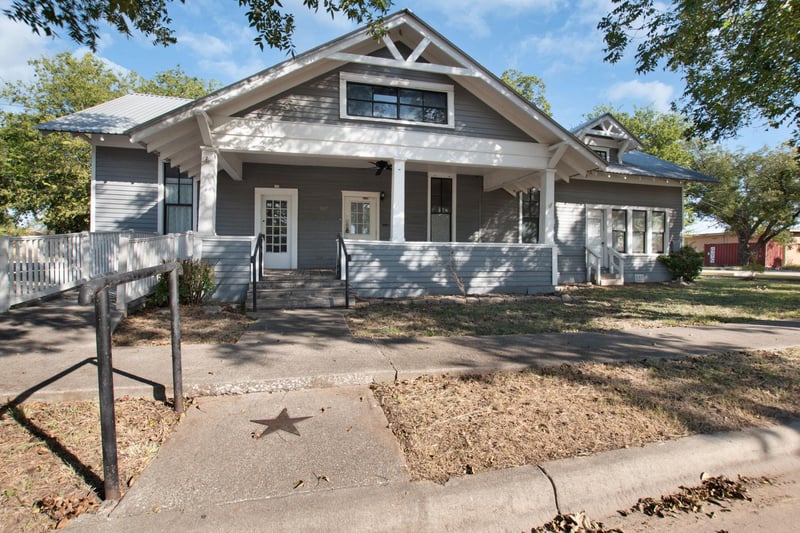 107 W 5th ST, Lampasas, TX 76550