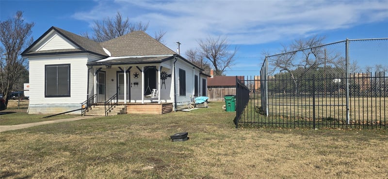 420 W 6th ST, Taylor, TX 76574