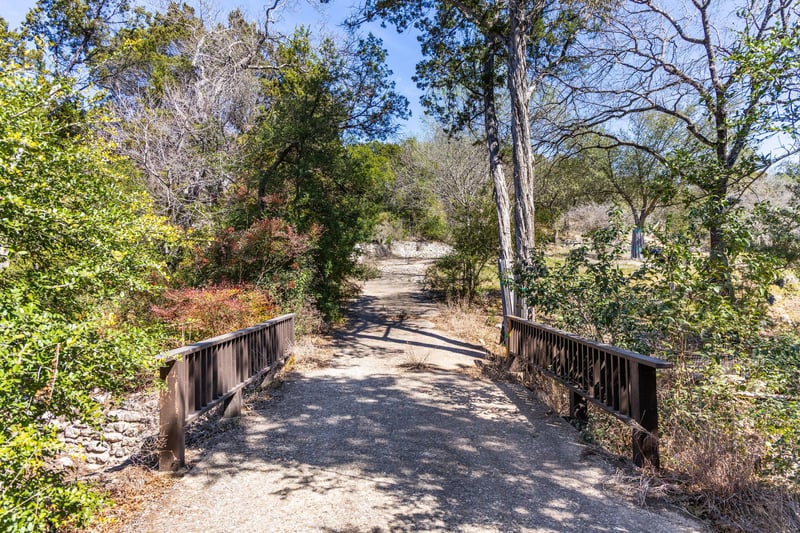 902 Yaupon Valley RD, West Lake Hills, TX 78746