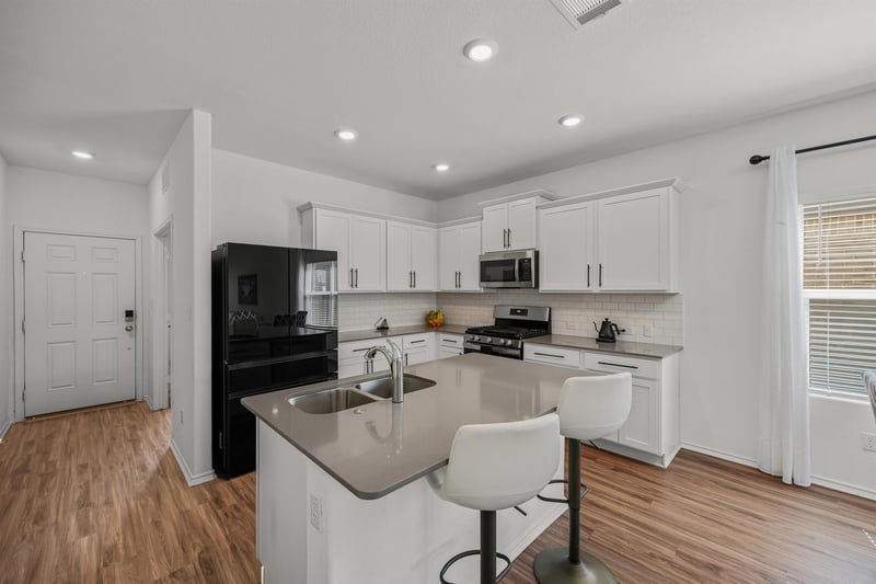432 Wolf Springs RD, Georgetown, TX 78628