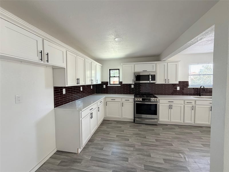 1504 Parkview LN, San Marcos, TX 78666