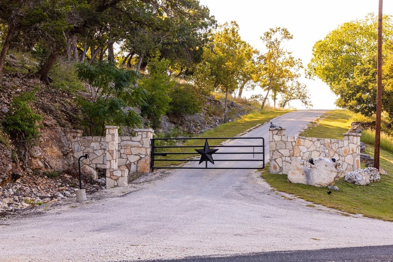994 Upper Turtle Creek RD, Kerrville, TX 78028