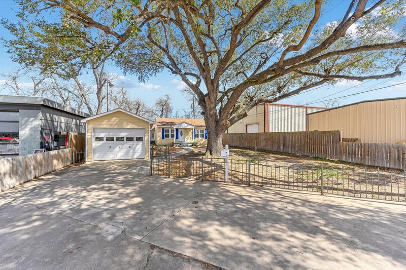 318 NW Loop 230 Hw, Smithville, TX 78957