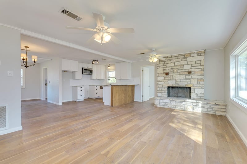 318 Avenue C, Elgin, TX 78621