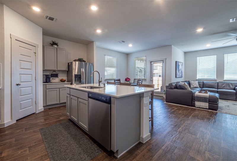 208 Greens Bayou TRL, Hutto, TX 78634