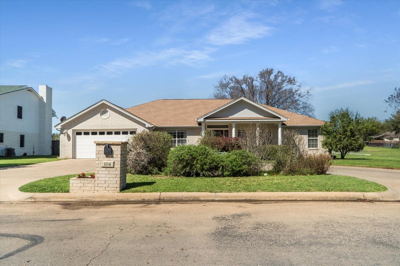 104 Firestone PL, Meadowlakes, TX 78654
