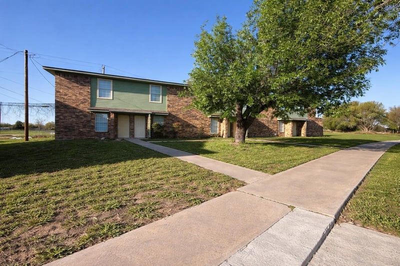 300 Meadow DR, Rockdale, TX 76567
