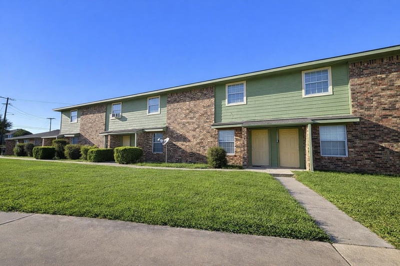 300 Meadow DR, Rockdale, TX 76567