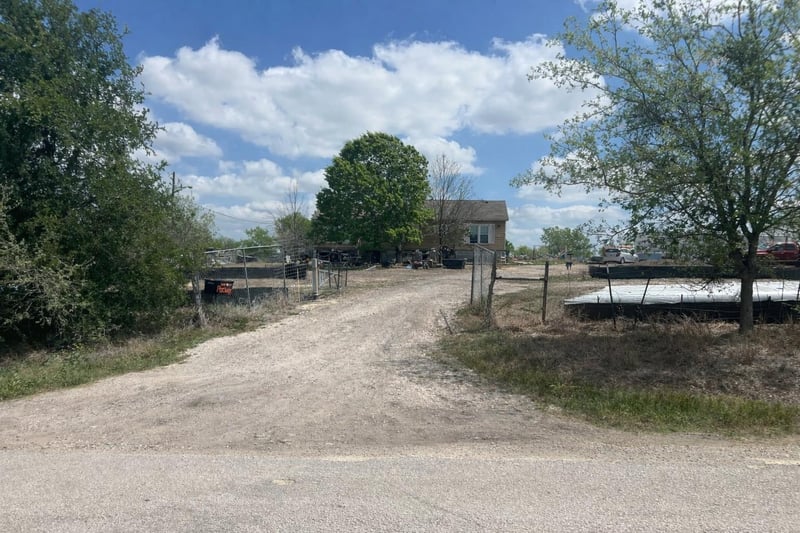 415 Holz RD, Niederwald, TX 78640