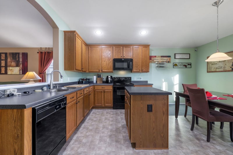 102 Camellia DR, Hutto, TX 78634