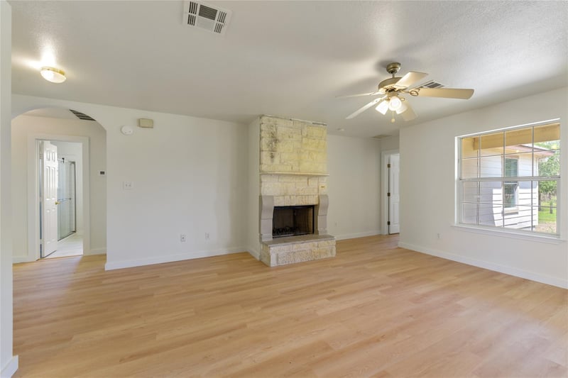 135 Petirrojo CT, Del Valle, TX 78617