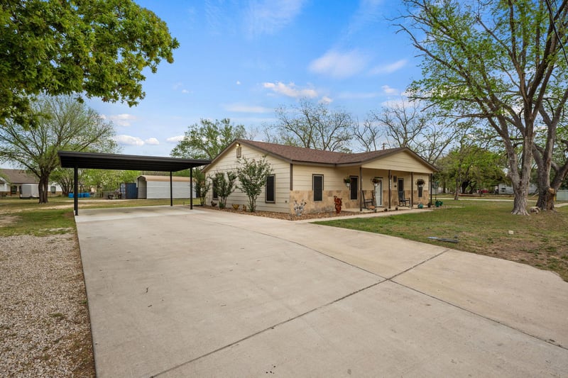 1131 Fannin ST, Luling, TX 78648